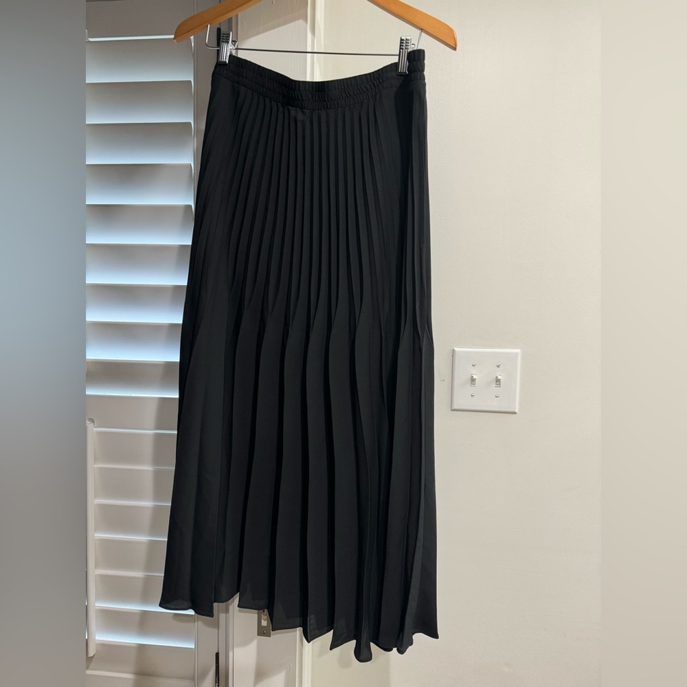 Max studio pleated skirt. Nwt